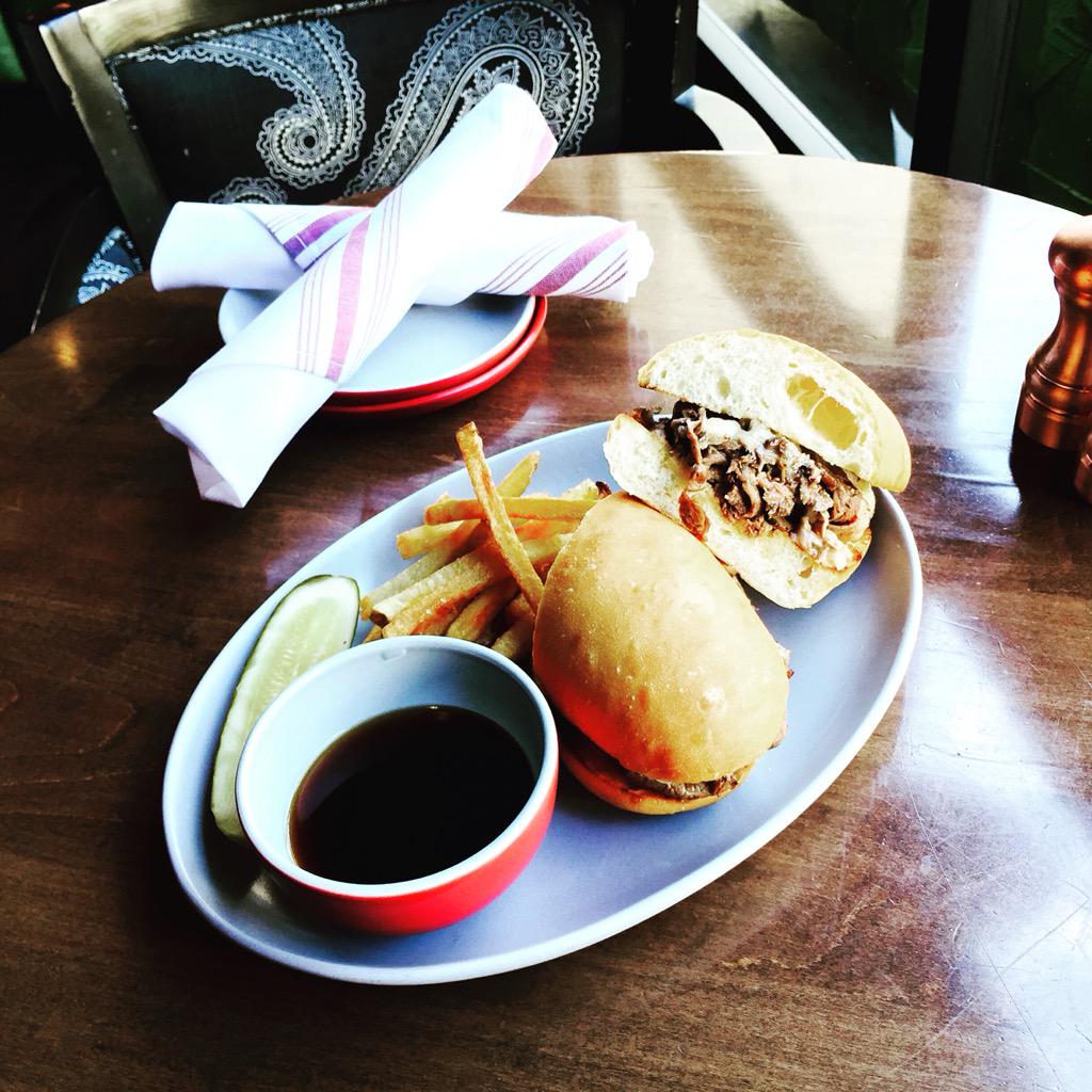 CDOLVMusic's tweet photo. Featured #menu item- Shaved Prime Rib Dip: Sliced prime rib, fontina cheese w/ mayo on a house made hoagie roll. http://t.co/et4Dyr0Bso