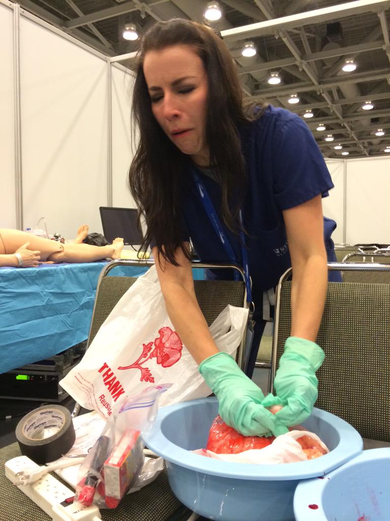 AimeeGthePHD's tweet image. Using chitterlings to increase fidelity= this face 😝 #UTSWsim #meded
