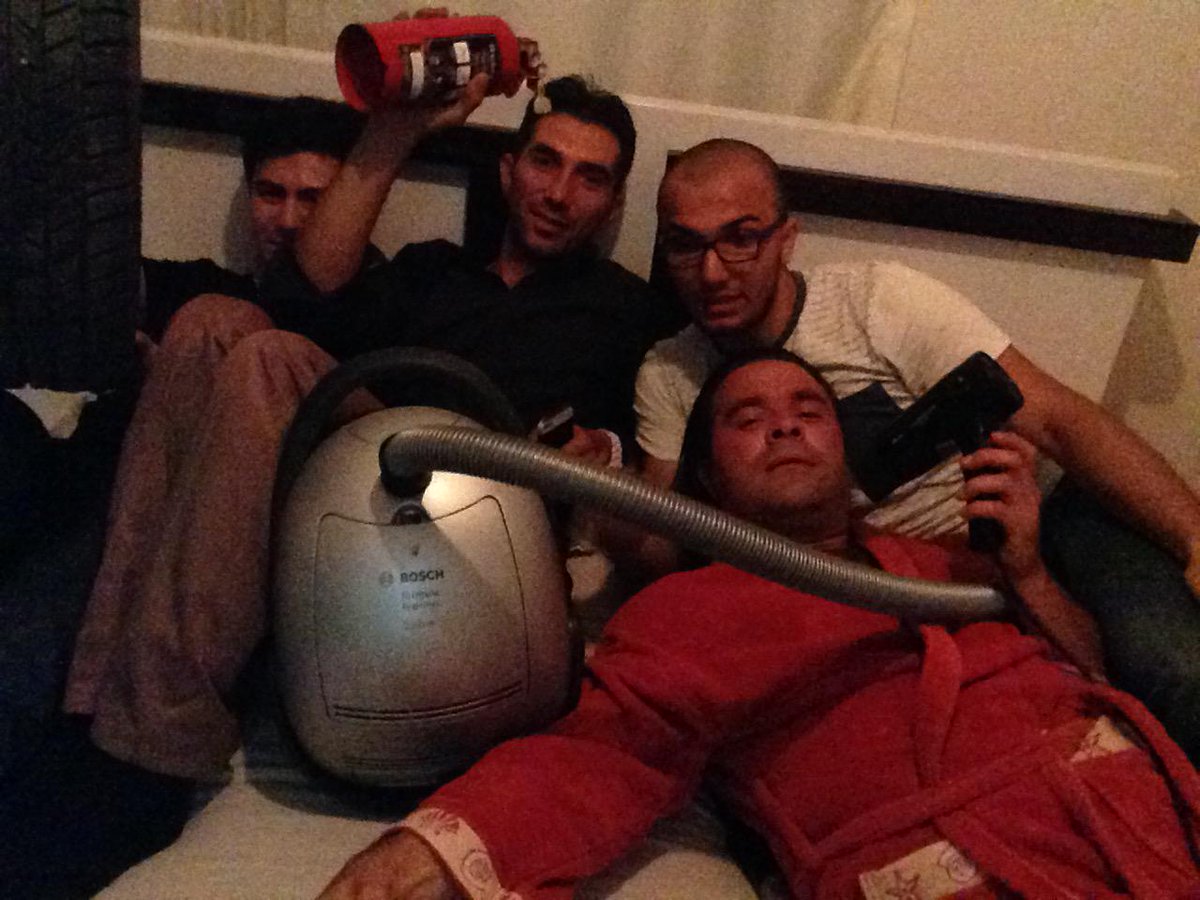 Ev partisi devam ediyor. Birazdan bu fotoğraf, Selçuk'un annesine giden eşinin telefonunda olacak. #matrax