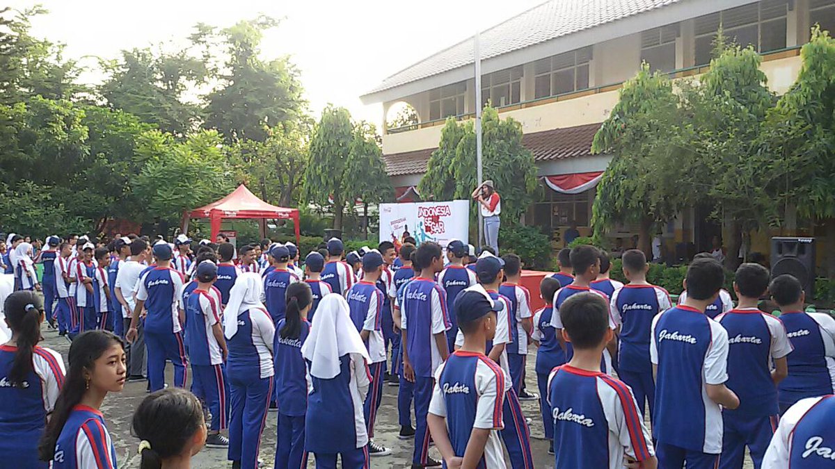 IndonesiaSeGar's tweet photo. Selamat pagi #SMPN16 Jakarta #CocaCola #IndonesiaSeGar #ActiveSchools #Brrrgerak http://t.co/qMm6HP7Mpf