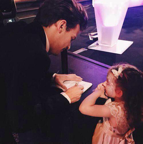 Louis_iPhone's tweet photo. @JohannahDarling @Louis_Tomlinson thank you. This makes me so incredibly happy 😭 http://t.co/Nj2FoFaEH4