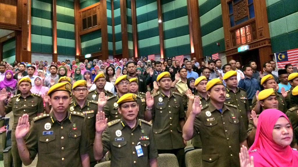 apis_hafis's tweet photo. Perhimpunan Bulanan @KDNPUTRAJAYA @Zahid_Hamidi @MenteriKDN @relamalaysia @imigresenmy @jpnm_official @AADKMalaysia http://t.co/YzhO8tOBdP