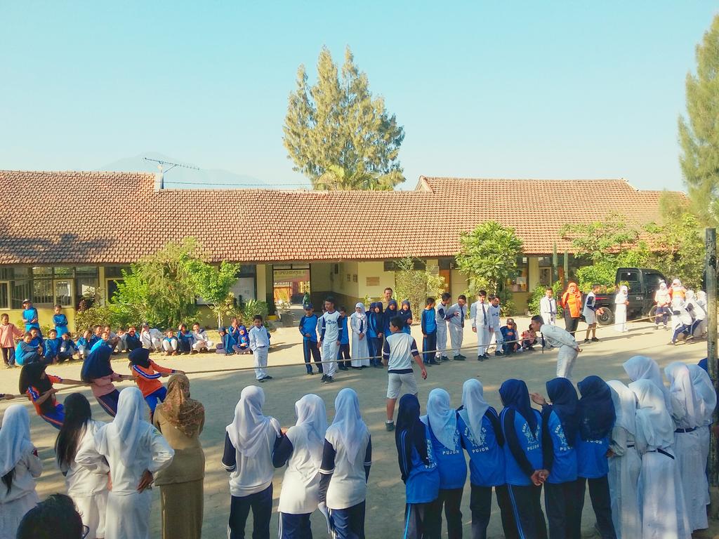 118Kkn's tweet photo. Keseruan siswa2 SMPN 2 Pujon disaat sedang lomba tarik tambang. Semangaat! http://t.co/CHaKxIRhSi