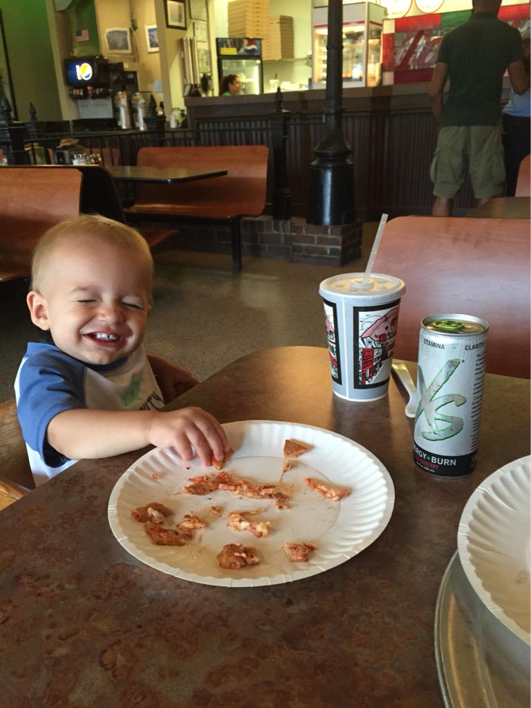 GregPerreault23's tweet image. Fun guys night out for pizza! We also met a guy looking for golf stuff. He works/grad school. #EasyConnection #Width