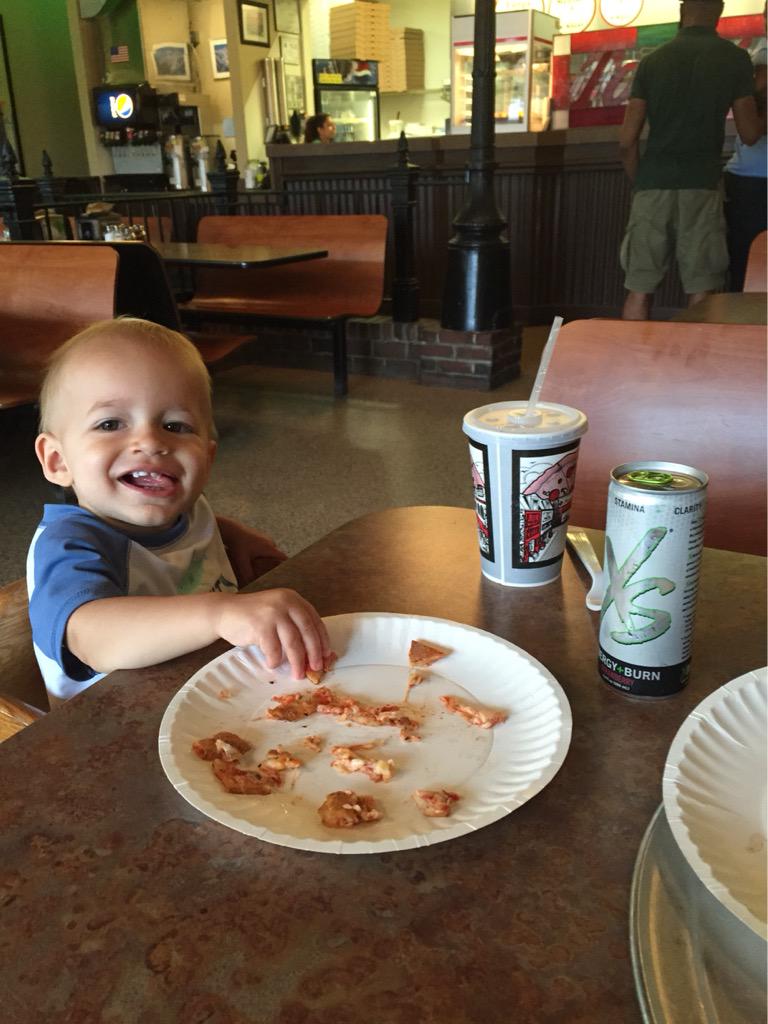 GregPerreault23's tweet image. Fun guys night out for pizza! We also met a guy looking for golf stuff. He works/grad school. #EasyConnection #Width