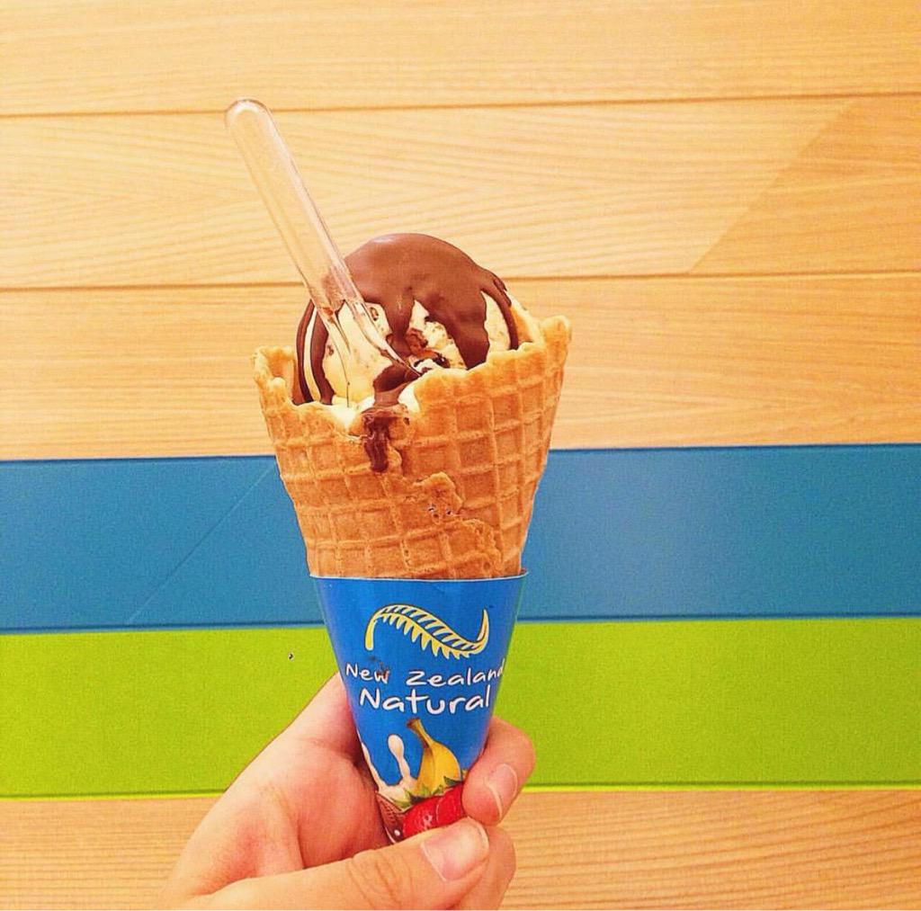 IcecreamNZ's tweet photo. Chocolate sauce? via @pheysan 🙊🍦🍫👍🏼
#NewZealandNatural http://t.co/nw9ub0l4sJ