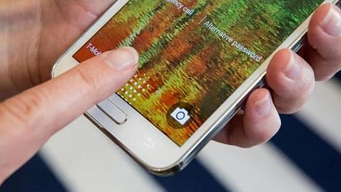 abc_tecnologia's tweet photo. Cuestionada la seguridad de las huellas dactilares en los «smartphones» http://t.co/8EIBhcLEQS http://t.co/EYO6SFAOeY
