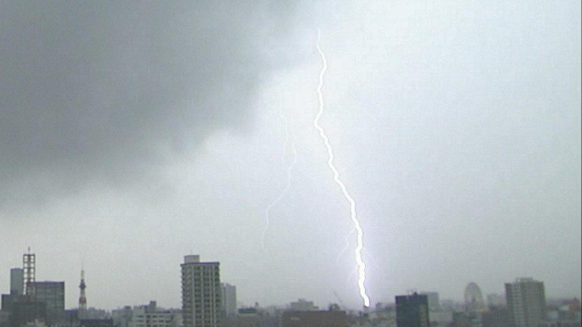 北海道ニュースuhb على تويتر 札幌で大雨 午前10時40分頃 Uhb本社 札幌 中央区 のお天気カメラがとらえた落雷の瞬間です 落雷 Http T Co Kcbgubys