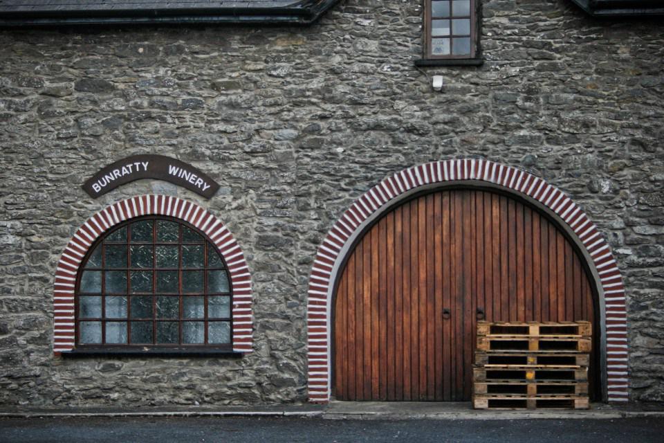 Meadist's tweet photo. #MeadReviewMonday is back with a #mead straight from Ireland - Bunratty Mead #rating and… http://t.co/axOpknxZnL http://t.co/zs8baC1hNp