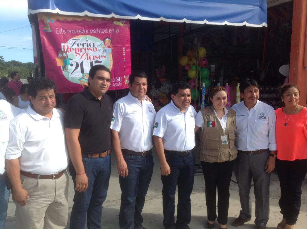 VictorMasT's tweet photo. Feria del Regreso a Clases. @DavidBalam  @OscarCondeCanto @leny_chi @anahitulum  @Armando_Angulo http://t.co/qGivd9vK7j