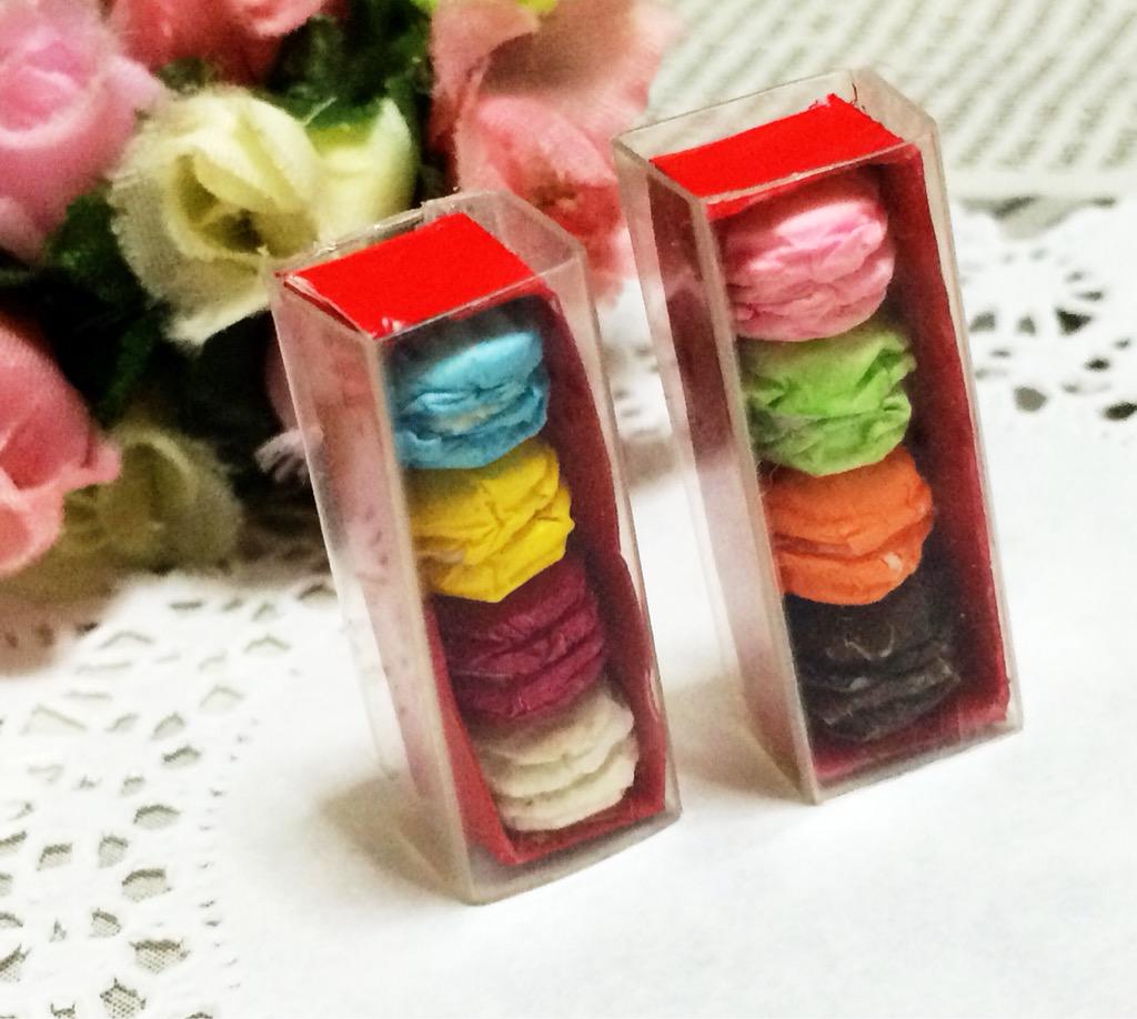 Twitter 上的 あうむ カミニチュア 折り紙で今回はマカロンを作ってみました 悩んでいたパッケージはこんな感じになりました ﾉそしてストラップ化 マカロン大きさは指先サイズ ミニチュア ハンドメイド フェイクフード マカロン Http T Co