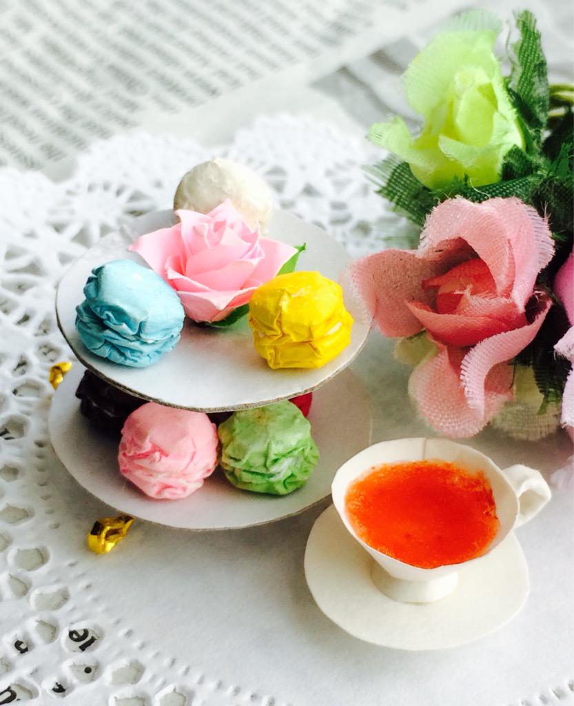 あうむ カミニチュア 折り紙で今回はマカロンを作ってみました 悩んでいたパッケージはこんな感じになりました ﾉそしてストラップ化 マカロン大きさは指先サイズ ミニチュア ハンドメイド フェイクフード マカロン Http T Co