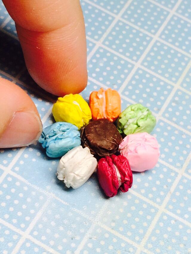 Twitter 上的 あうむ カミニチュア 折り紙で今回はマカロンを作ってみました 悩んでいたパッケージはこんな感じになりました ﾉそしてストラップ化 マカロン大きさは指先サイズ ミニチュア ハンドメイド フェイクフード マカロン Http T Co
