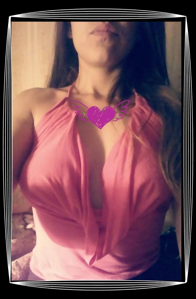 LariBiga's tweet photo. Felizzz por q ya pasamos los 1000 seguidores!!! 🎉🎊🎉🎊🎉👸👸 los AMO y gracias por seguirme!!!😘😍😘😍 http://t.co/sL3pFGtn5J