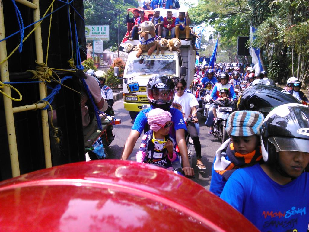 lapangan_hi7au's tweet photo. Via @a_vevelia Jalan ijen - kayu tangan macet merambat bos! Malang rioyoan :') #Arema28nuhat #trafficmlg http://t.co/pEgdhCncGX