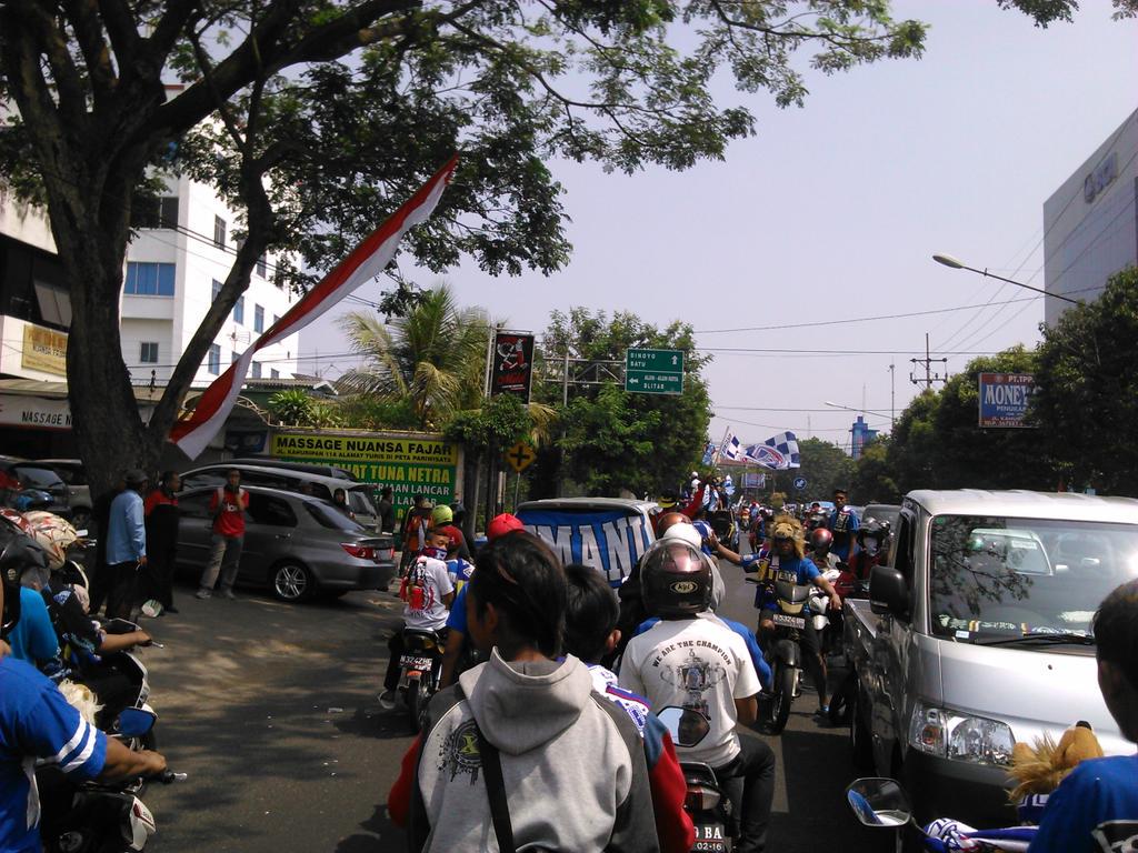 lapangan_hi7au's tweet photo. Via @a_vevelia Jalan ijen - kayu tangan macet merambat bos! Malang rioyoan :') #Arema28nuhat #trafficmlg http://t.co/pEgdhCncGX