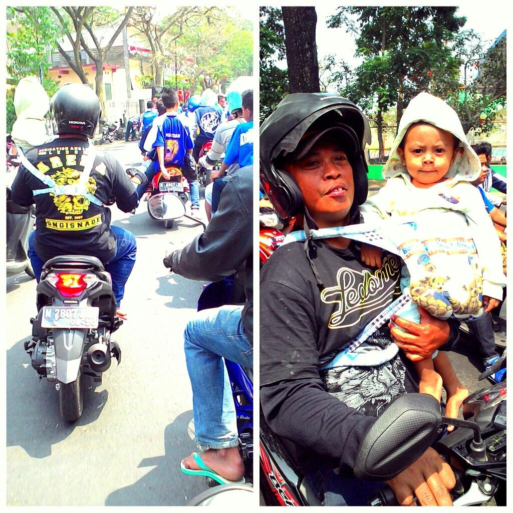 GIBOLofficial's tweet photo. Bapak ini ajak anaknya yg masih balita mengikuti konvoi perayaan ulang tahun Arema. Dia ajarkan sang anak sejak dini http://t.co/YJBKccjTK9