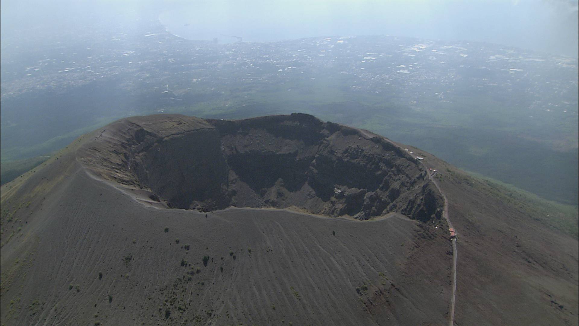 世界遺産 これが00年前 イタリア ポンペイの町 を滅ぼした ベスビオ火山 ぽっかり空いた穴は 山頂の噴火口です フニクリ フニクラ という曲を知っていますか 行こう行こう 火の山へ これ実は ベスビオ山にできた登山電車のｃｍソング