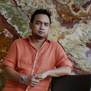 Bebi Romeo,
Jujur dengan Perasaan di Pasar Musik print.kompas.com/baca/2015/08/1…
