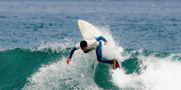 #Olas y #surf en #Castelldefels. 

sindustrysurf.com