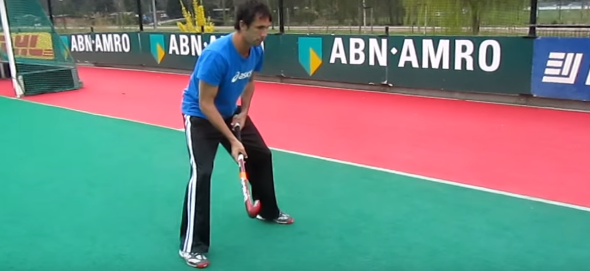 Individual defence with Mark Knowles ahockeyworld.net/individual-hoc… Great tutorial on how to tackle <a href="/Kookaburras/">Kookaburras</a> <a href="/knowlesy09/">Mark Knowles</a>