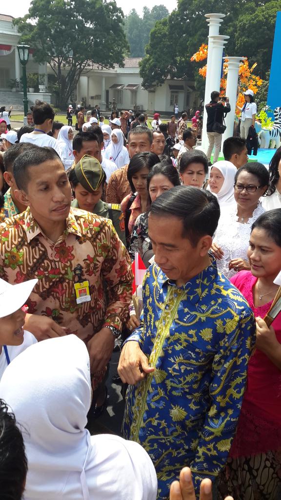 Kebumen menerima penghargaan kab Layak Anak Pratama th 2015 yg ketiga oleh pak Jokowi di Istana Bogor