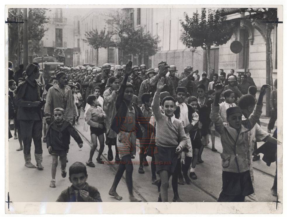 L'arrivée des <a href="/Nazis/">Ģirts</a> à Tunis... La reine d'<a href="/Angleterre/">angleterre</a> n'est manifestement pas la seule à les affectionner...@Shoah
