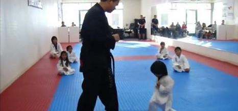 informativost5's tweet photo. EN VÍDEO: Un pequeño enternece Internet al tratar de romper su primera tabla de Taekwondo http://t.co/ykwGRYpDdo http://t.co/DECQyd4WqY