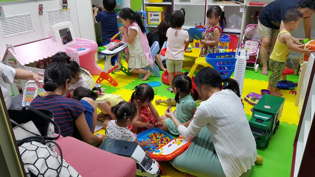 분당구 정자2동에 지난 7월15일 개장하여 운영중인 도서.장난감 놀이터에 어린이들이 넘쳐나네요. 벌써 너무 좁다고 공간을 늘려 달라는데 고민중~~ ♡~~