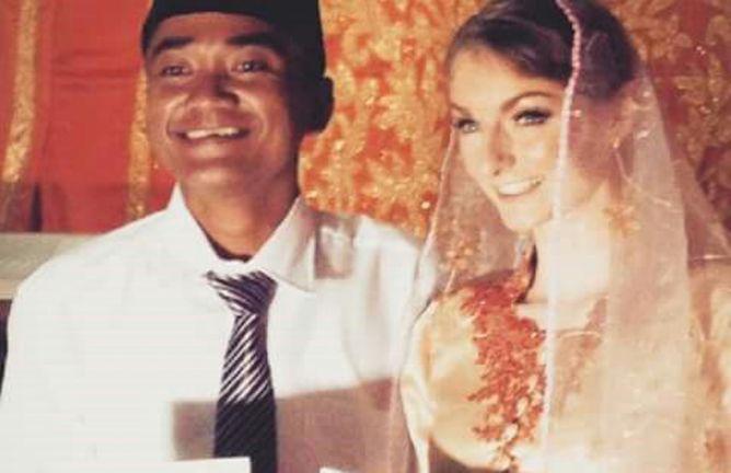 "Cc <a href="/HitamPutihID/">Hitam Putih Trans|7</a> @HitamPutihT7  <a href="/Metro_TV/">METRO TV</a>: Perjuangan Bule Cantik Menikahi Pria Padang goo.gl/FLryYY "