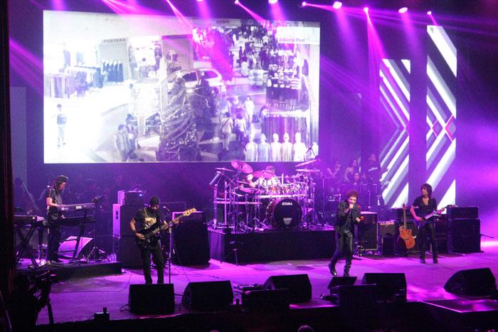 RollingStoneINA's tweet photo. FOTO: Konser Panggung Sandiwara Godbless http://t.co/kMxYsGaBI3 http://t.co/yG4Ul388Vr