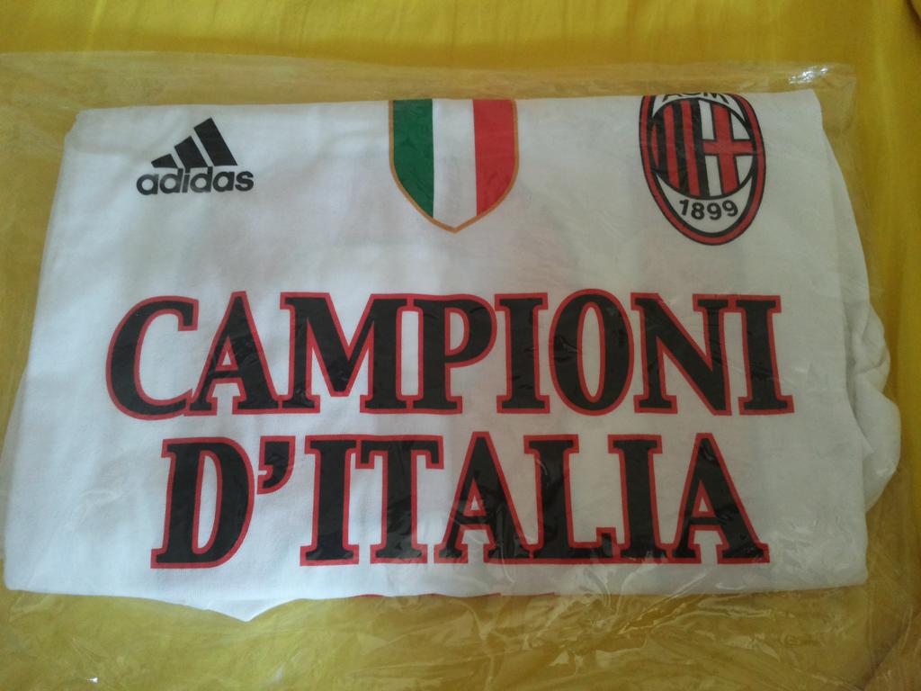 Rossonera_21's tweet photo. Stavo sistemando le mie cose del Milan e ho trovato questa... ⚫🔴 #weareacmilan http://t.co/o3apwWBeJ4