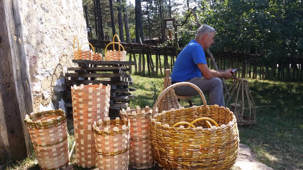 zlatiborrs's tweet photo. Ko bi da nauči korparski zanat? #Staroselo Sirogojno #Zlatibor #MuzejiRade http://t.co/A0Te0YwoIz