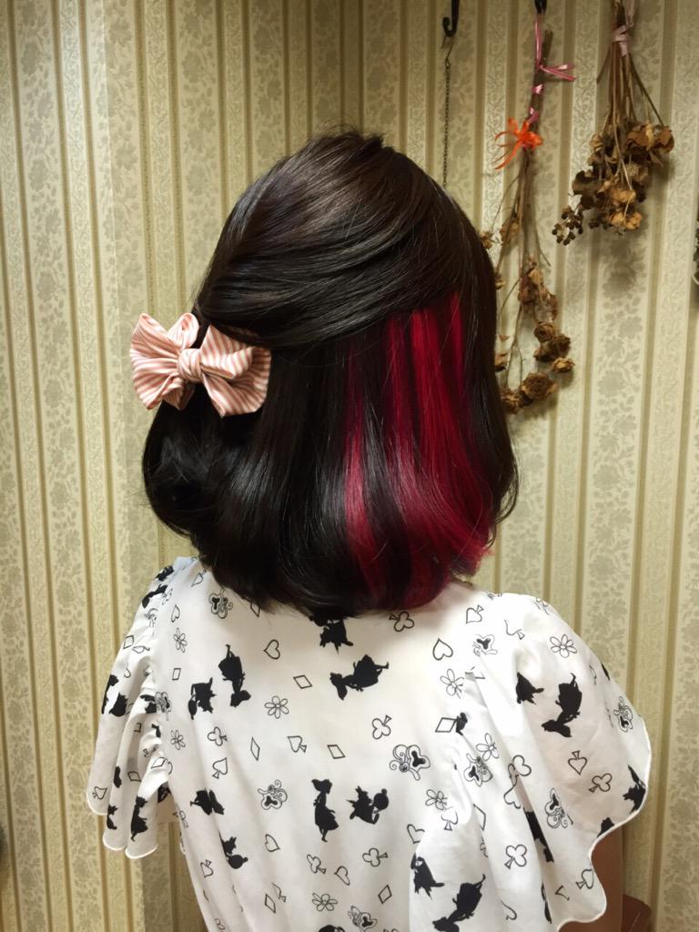 シャンテグラム ヘアスタイル紹介 スーパーロングをバッサリカットし ワンカールでミディアムボブになる長さにスタイルチェンジ カラーリングも全体的にパープル系ブラウンで インナーにショッキングピンクを入れました インナー部分ブリーチ1