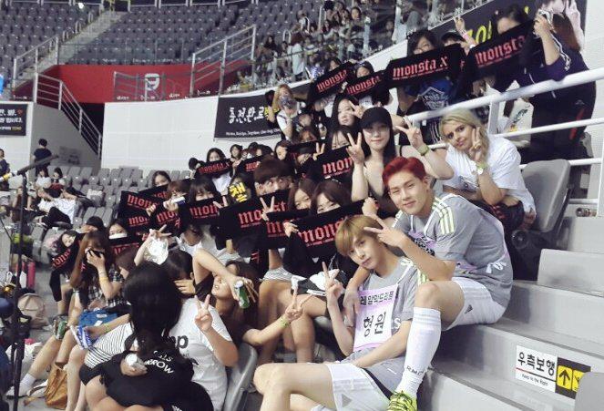 OfficialMONSTAX's tweet photo. [#주헌] 아이돌풋살 우리 팬들과 함께! 오늘 하루도 고마웠어요! #아육대 http://t.co/OeDOCMW9mc