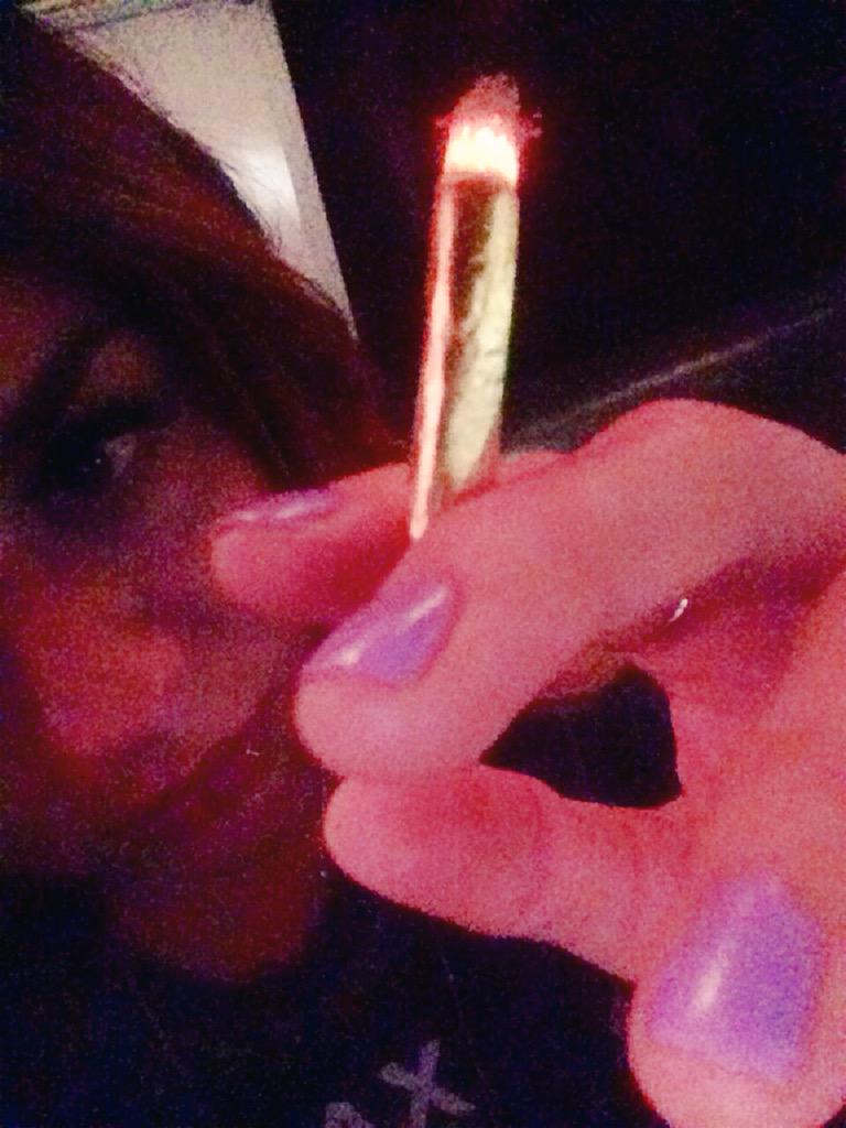 imJVZEL's tweet photo. Goldie for the nite 🌟⭐️⚡️🌳🍃🌿💫✨💰🔱 #GoldBlunts #GoldenRecords #JVZY http://t.co/8xIhkB1874