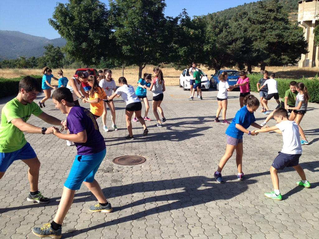 FECLEBA's tweet photo. Campus Badminton #fecleba Béjar, calentando, otra jornada de badminton y diversión. http://t.co/dfFdQF81xy