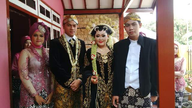 A_Debrina's tweet photo. With brother n sister http://t.co/sDycOWMKcO
