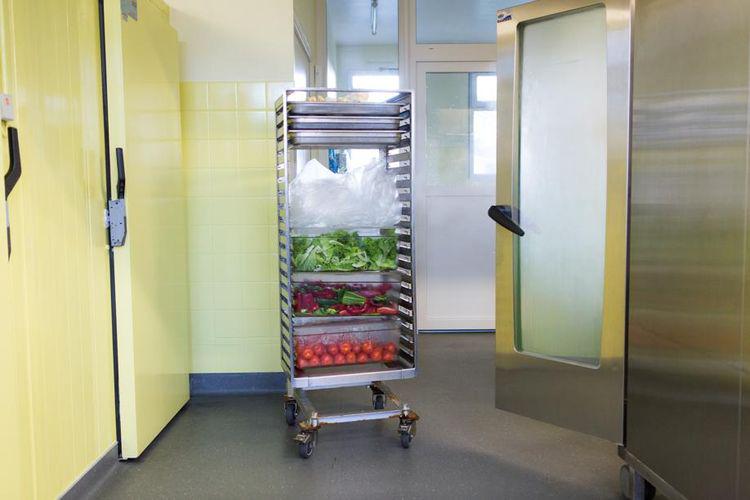 L214's tweet photo. Article sur la restauration scolaire. Belle conclusion : le repas végé, le plus laïc de tous ! http://t.co/4p1rjzOAei http://t.co/jPL99gki1J