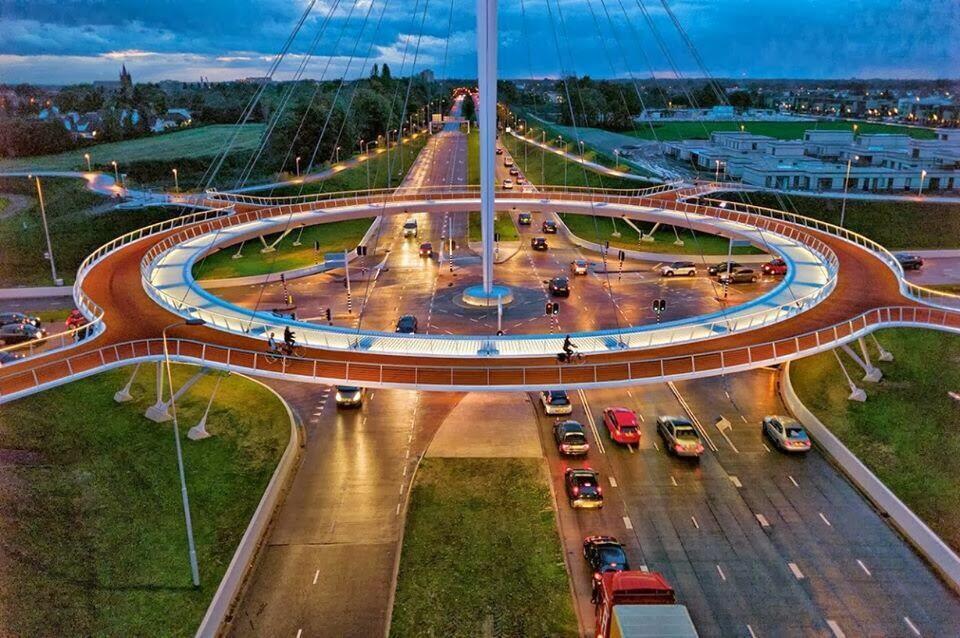 joltrajr's tweet photo. RT Hovenring, 1a rotonda en suspensión para bicicletas, situada en Eindhoven, Países Bajos @Estructurando http://t.co/zFbJIRK7in
