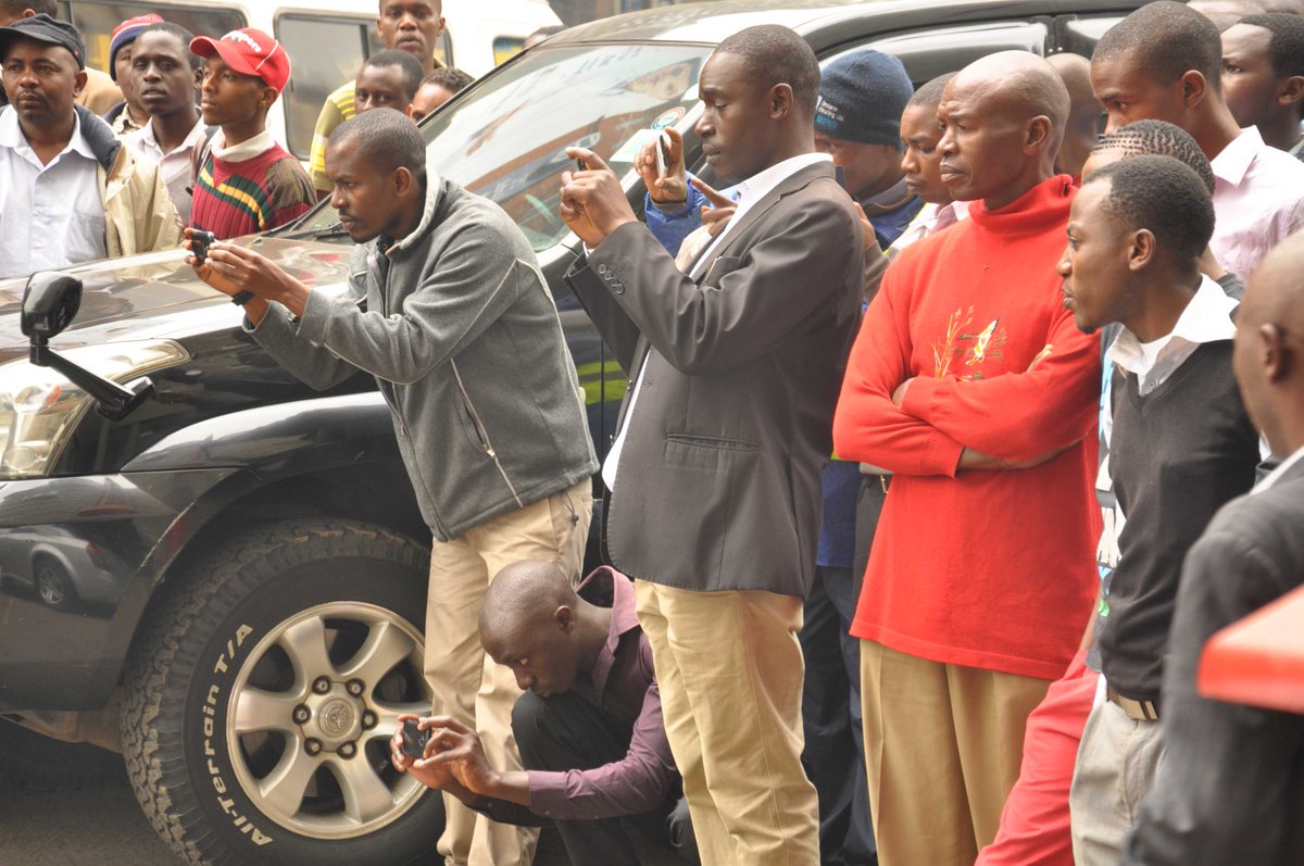 ZinduaChapaa's tweet photo. Everyone wants a glimpse of #ZinduaChapaa's new Multi-Millionaire!!! http://t.co/uQg1PRUc4z