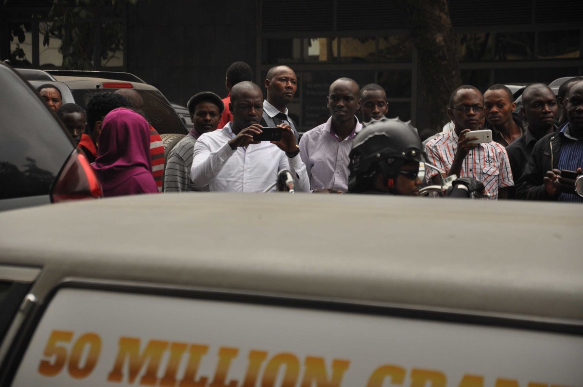 ZinduaChapaa's tweet photo. Everyone wants a glimpse of #ZinduaChapaa's new Multi-Millionaire!!! http://t.co/uQg1PRUc4z