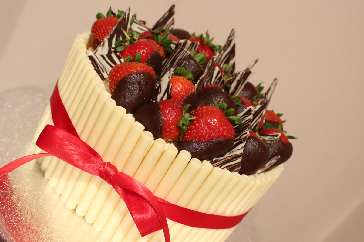 YummyStuffs's tweet photo. Yesterday's YummyStuff(s)! @Sunny_B_b @Aman_Bhamrah @Esher_B @FreshyPakora @JanduFace #Cake #LoveCake http://t.co/Ri95JZLfcM