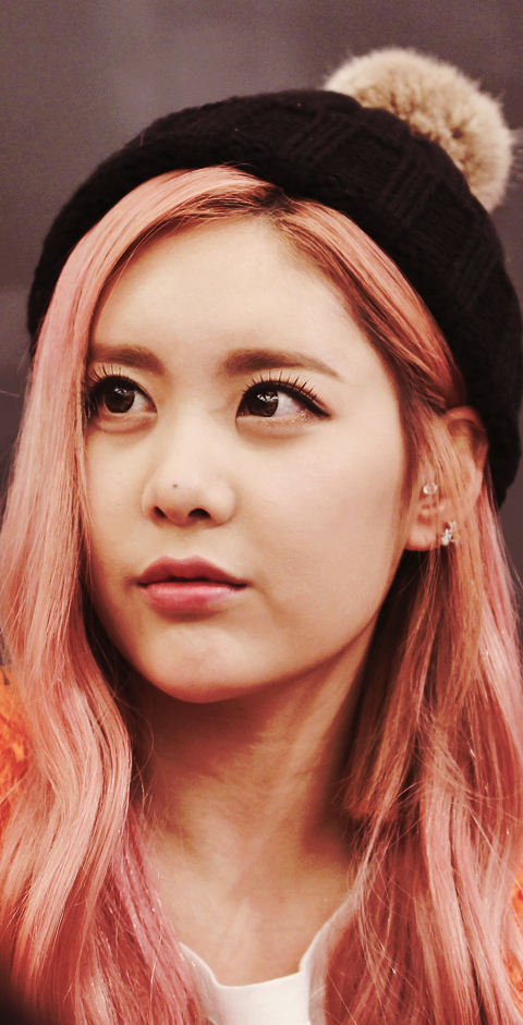 Sohyerami's tweet photo. Qri'nin gerçek on sekiz ama otuz yaşındayım diye bizi kandırıyor! 💜  #FanArmyFaceOff
#Queens http://t.co/dHc1Ypa8ab
