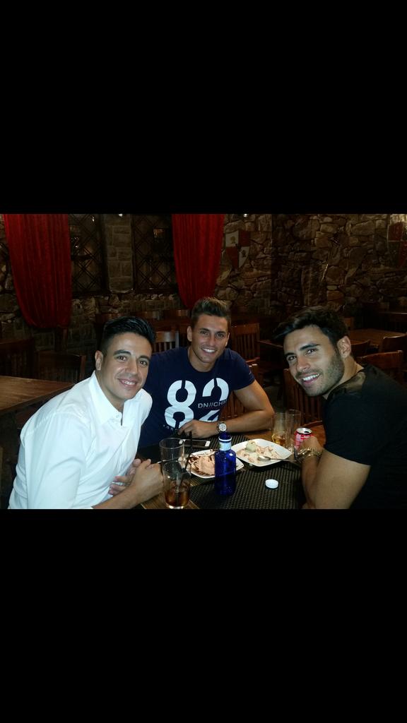 yiyi7138's tweet photo. Con @Victorerubio y @NoelBayarri dos figuras muy figuras,eso sí el carbón d la cachimba no nos convence ehh!!jijiji http://t.co/qEUK4sjp91