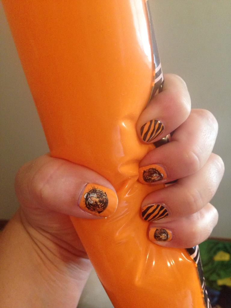dixie_schulz's tweet image. Getting ready for some Tiger Football #netigers #jamberrynails #jamberrynas