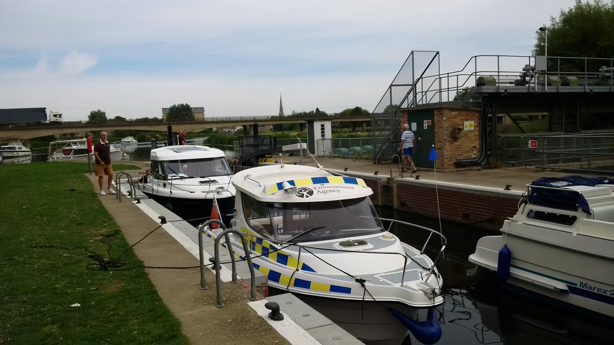 Ang_WaterwaysEA's tweet photo. Traffic jam at #StIvesLock this morning on the #RiverGreatOuse great to see everyone out and about, enjoy your river! http://t.co/ixwLvZMWJk