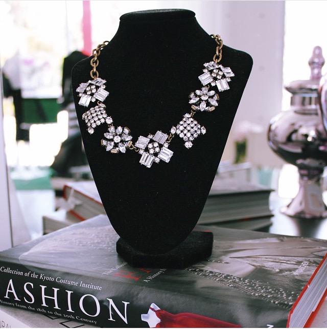 AlexLinfashion's tweet image. Don't forget to accessorize 👑💋 #AlexandraLin