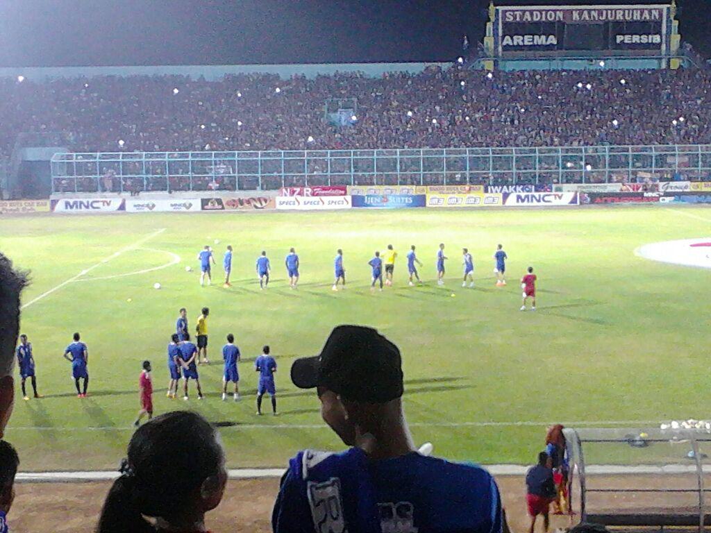 Pemain #Arema pemanasan, sementara itu ikrar #eksi28ersama #arema28nuhat