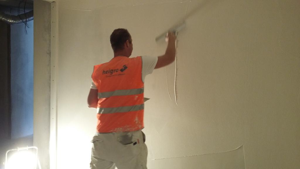 Raimond_KnaufNL's tweet photo. Vakmensen aan het werk.......
# heigro @ter apel # bam #knauf all purpose.
Strak resultaat!!!!! http://t.co/j69hNsQfFY